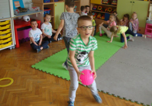 Chłopiec podczas zabawy z piłką